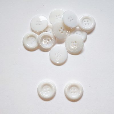 Színes gomb 4 lyukú átmérő 25,5 mm - Fehér