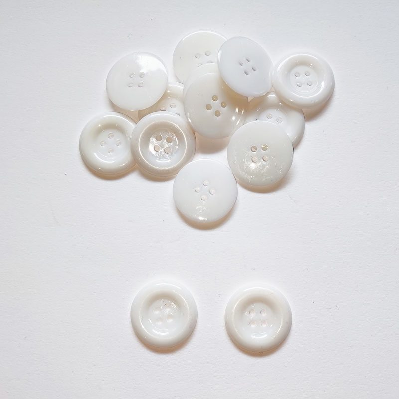Színes gomb 4 lyukú átmérő 25,5 mm - Fehér