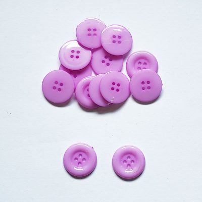 Színes gomb 4 lyukú átmérő 25,5 mm - Lila