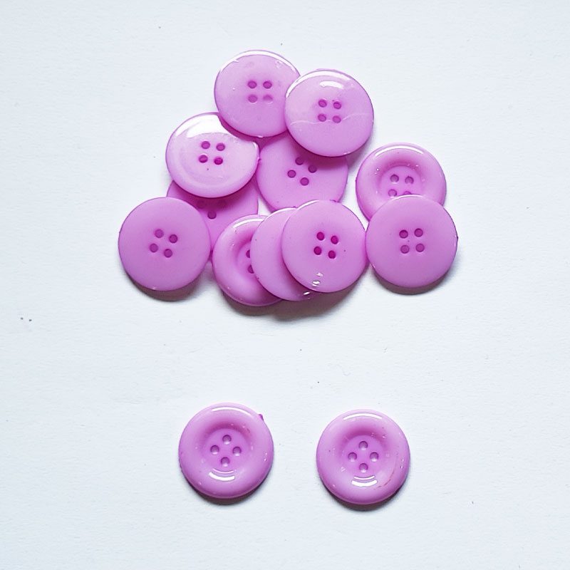 Színes gomb 4 lyukú átmérő 25,5 mm - Lila