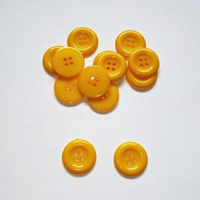 Színes gomb 4 lyukú átmérő 25,5 mm - Okkersárga